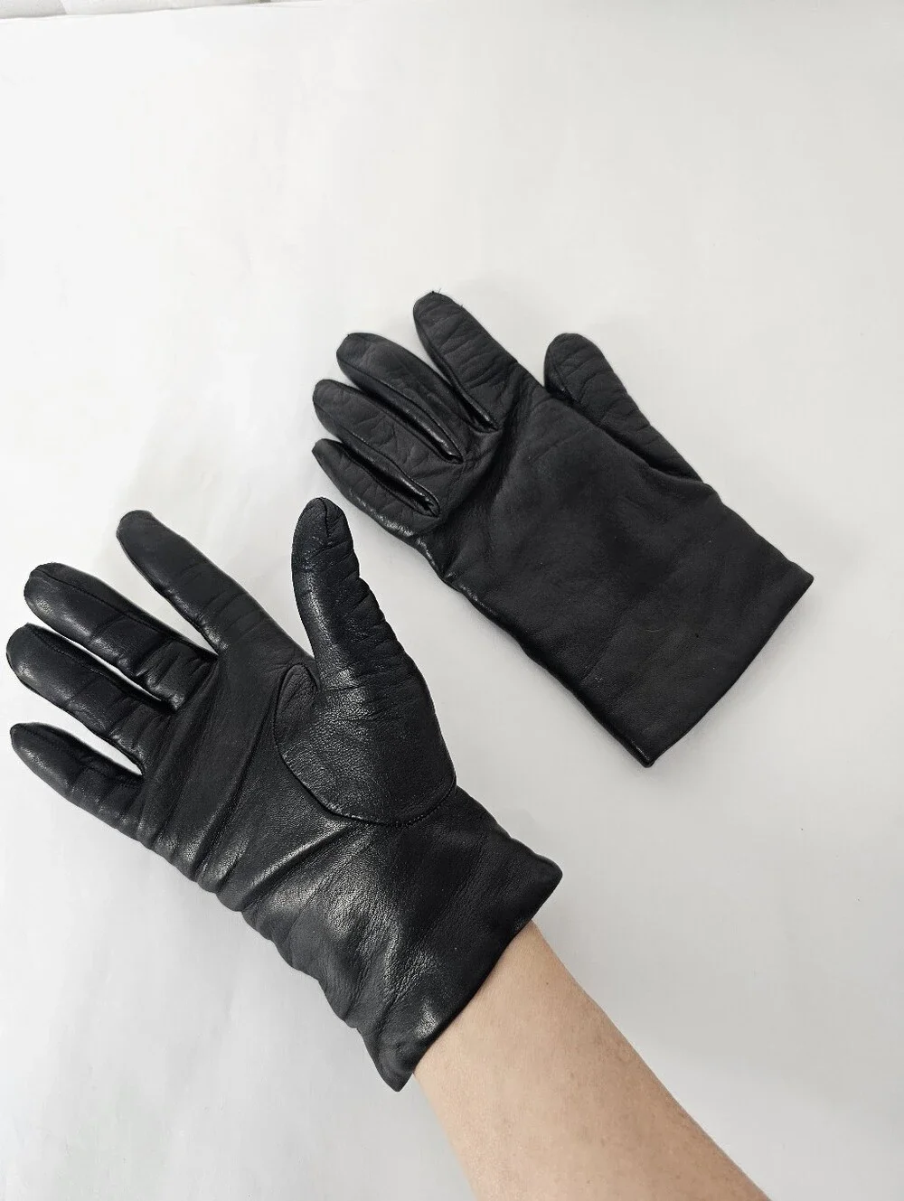 Bloomingdale's Classic Black Leather Gloves With Cashmere Lining Size 7 Timeless